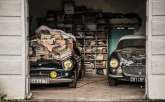 ritrovata collezione di auto storiche in un paesino francese
